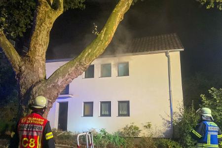 Rauch aus Fenster im 1 OG