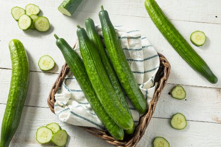 Salatgurken angerichtet und teilweise aufgeschnitten