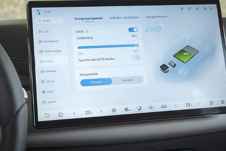 Zentrales Infotainment-Display eines BYD Seal 6 mit Energiemanagement-Anzeige und Batteriestatus.
