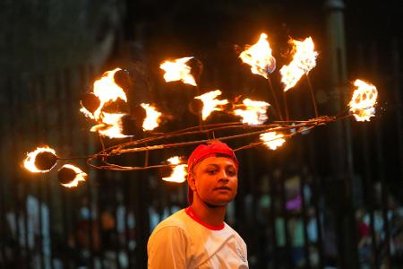 Mit Feuer auf dem Kopf: Ein Darsteller nimmt bei einer Prozession zum Esala-Perahera-Fest teil.