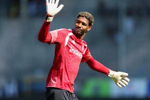 DFB-Pokal: Umstrittener Santos im Eintracht-Tor