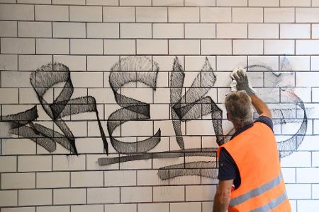 Die Deutsche Bahn setzt seit einigen Wochen mobile Handwerkerteams ein, die sich auch um die Beseitigung von Graffiti in Bahnhöfen kümmern sollen. (Archivbild)