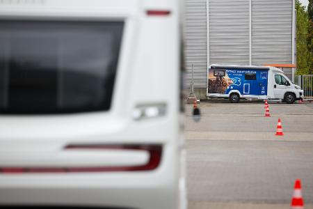 Erste Reisemobile und Wohnwagen sind bereits eingetroffen an den Düsseldorfer Messehallen, nächste Woche werden es noch deutlich mehr.