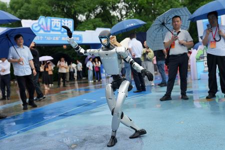 Ein von Unitree entwickelter Roboter führt einen Tanz vor. (Archivbild) 