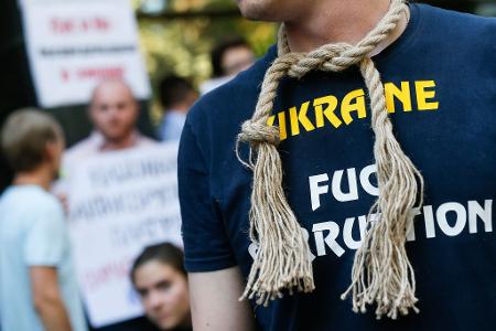 Zur Unterstützung der Anti-Korruptionskämpfer sind in der Ukraine immer wieder auch Demonstranten auf die Straße gegangen. (Archivbild)