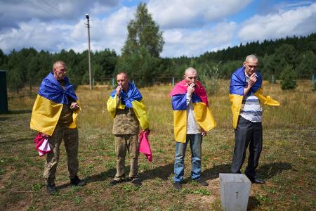 Ukrainische Soldaten rauchen nach einem Kriegsgefangenenaustausch zwischen Russland und der Ukraine.