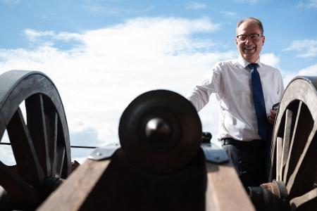 Innenminister Dobrindt steht auf der Wartburg an einer Kanone.