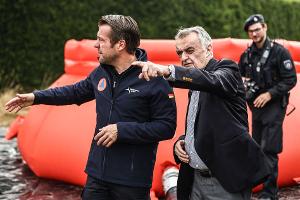 Nordrhein-Westfalens Innenminister Herbert Reul lässt sich an der deutsch-belgischen Grenze an einer Wassertankstation die Lage erläutern. 