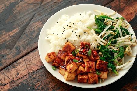 Sweet-Chili-Tofu mit Reis, Sprossen und Spinat