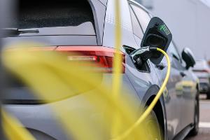 Die Verbraucherzentralen setzen auf mehr günstige E-Autos. (Archivbild)  