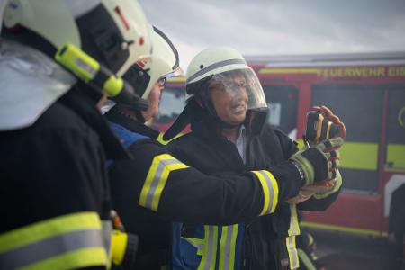 Bundesinnenminister Alexander Dobrindt (CSU) versucht sich als Feuerwehrmann.