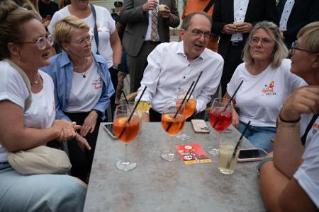 Die Freundinnen, die sich regelmäßig treffen, nehmen Bundesinnenminister Alexander Dobrindt (CSU) in ihre Mitte.