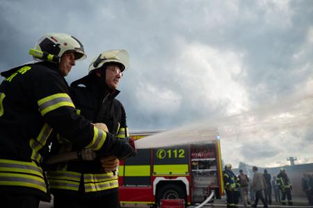 Der Bundesinnenminister übt mit der Feuerwehr.