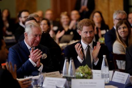 Ein Bild aus vergangenen Zeiten: Harry (r.) und sein Vater Charles, damals Prinz, an einem Tisch. (Archivbild)