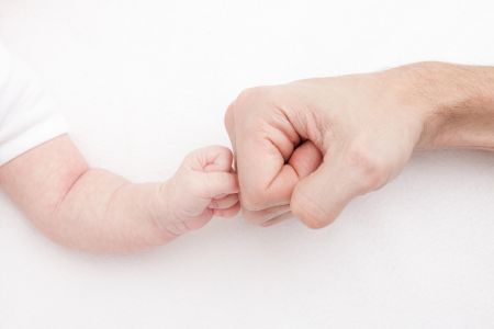 Männerfaust und Babyfaust bumpen