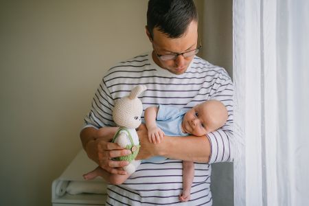 Vater zeigt seinem Baby einen Stoffhasen