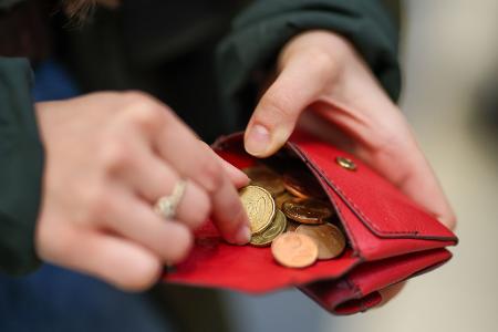Je höher die Teuerungsrate, umso geringer die Kaufkraft der Menschen: Sie können sich für einen Euro dann weniger leisten und halten sich mit größeren Anschaffungen zurück. (Symbolbild)