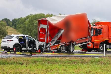 Das Auto stieß gegen den Anhänger, der dann auf den Lastwagen aufgeschoben wurde.