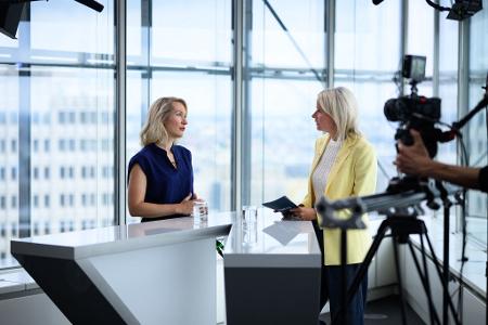 Linken-Chefin Ines Schwerdtner kritisiert den Kanzler. 