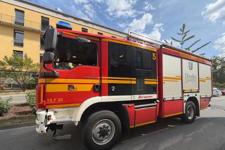 © Feuerwehr Dresden
Ein Löschfahrzeug steht vor dem Haus B im Städtischen Klinikum Dresden-Friedrichstadt.