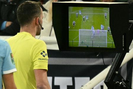 Proteste im DFB-Pokal: Fans fordern Abschaffung des VAR