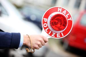 Symbolbild Polizeikelle