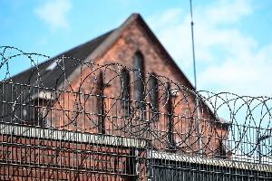 In der JVA Bremen sollen Bedienstete Drogen und Lebensmittel für Inhaftierte geschmuggelt haben.