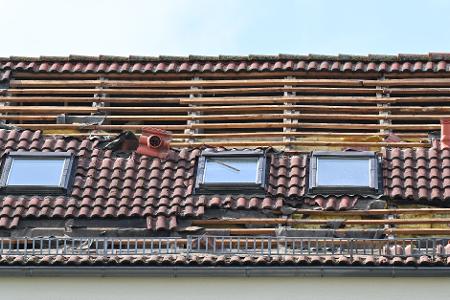 Dieses Dach wurde teils abgedeckt.