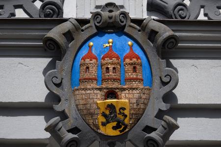 Das Stadtwappen von Freiberg. Die Stadt mit mehr als 40.000 Einwohnern hat eine lange Bergbautradition. (Symbolbild)