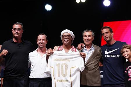 Der brasilianische Fußballstar Ronaldinho (M) posiert für ein Foto.