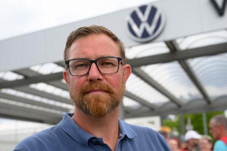 Der Vorsitzende des Gesamtbetriebsrates von VW Sachsen, Mike Rösler, fordert klare Perspektiven für die sächsischen Standorte nach 2030. (Archivbild)