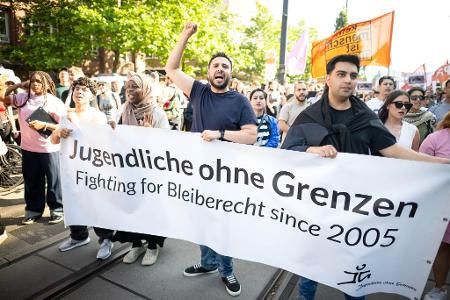 Lokal bilden sich immer wieder Unterstützerkreise, um die Abschiebung einzelner Ausreisepflichtiger zu verhindern. Bei dieser Demonstration in Bremen forderten Aktivisten generell großzügigere Regelungen für Migranten ohne Aufenthaltserlaubnis. (Symbolbild)