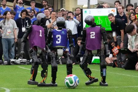 Humanoide Roboter spielen schon lange Fußball wie hier beim RoboCup 2026. Forschende nutzen den Sport, um Wahrnehmung und Steuerung der Maschinen zu verbessern. (Symbolbild)