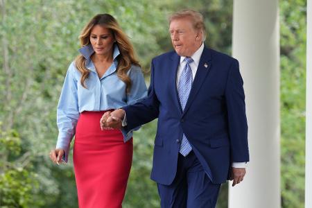 Hand in Hand gehen Donald und Melania Trump im Rosengarten des Weißen Hauses.