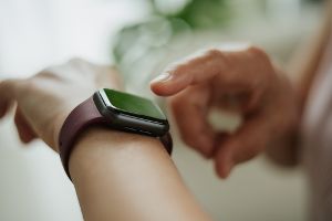 Smartwatch oder smarter Ring? Wearables im Vergleich.