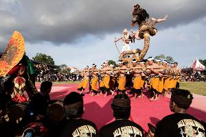 Am Vorabend des Feiertags Nyepi ziehen riesige Dämonenfiguren, sogenannte Ogoh-Ogoh, durch die Straßen. Dann wird es still. (Archivbild)