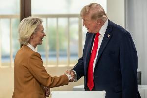 EU-Kommissionspräsidentin von der Leyen und US-Präsident Trump hatten sich im Sommer 2025 nach einem monatelangen Zollkonflikt auf eine Einigung verständigt. (Archivbild)