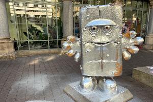 Unbekannte haben die Skulptur der Kika-Figur Bernd das Brot neben dem Erfurter Rathaus mit silberner Farbe besprüht.