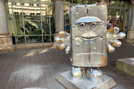 Unbekannte haben die Skulptur der Kika-Figur Bernd das Brot neben dem Erfurter Rathaus mit silberner Farbe besprüht.