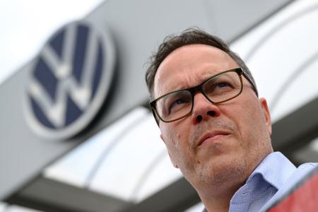 Sachsens Wirtschaftsminister Dirk Panter bringt zum Erhalt der Automobilindustrie in Zwickau ein Joint Venture von VW mit chinesischen Herstellern vor (Archivbild)