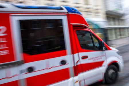 Rettungskräfte sind vor Ort. (Symbolbild) 
