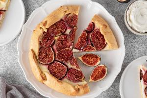 Feigen-Galette mit Frischkäse und Honig
