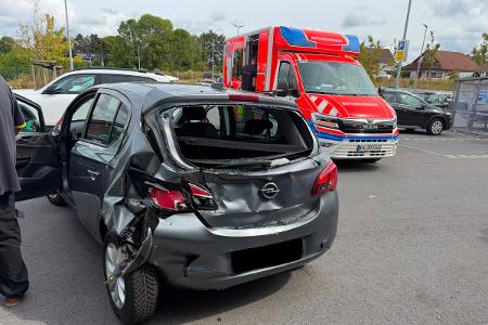 Die Feuerwehr betreute die Fahrerin bis zum Eintreffen des Rettungsdienstes.
