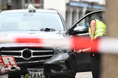 Auto rast durch Fußgängerzone in Hofgeismar