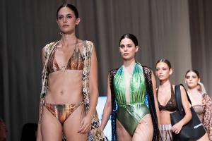 Drei süße Outfit-Ideen für den Strandurlaub im Spätsommer