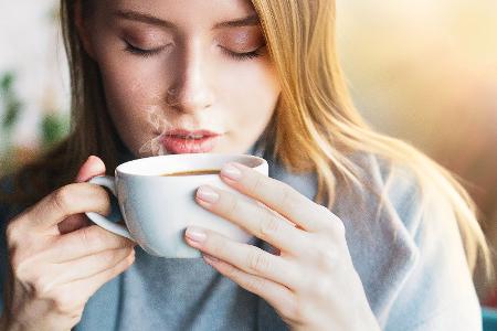 Kaffee, schwarzer und grüner Tee
