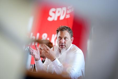 Finanzminister Lars Klingbeil macht sich auf EU-Ebene für eine Übergewinnsteuer bei Ölkonzernen stark (Archivbild)