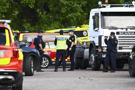 Ein Angreifer verletzte an der Schule mehrere Menschen, eine Person starb.
