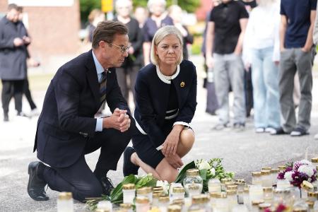 Regierungschef Ulf Kristersson (l) und die Vorsitzende der Sozialdemokratischen Partei, Magdalena Andersson, gedachten der Opfer.