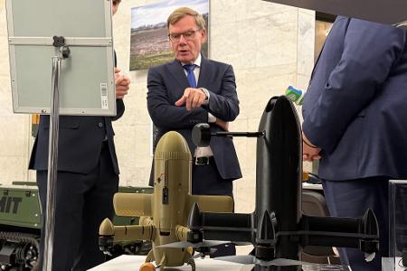 Im Außenministerium wurden Wadephul Waffen aus ukrainischer Produktion gezeigt. 
